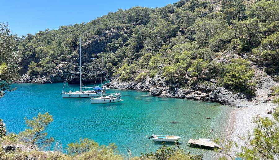 Tadı Damağında Likya Fethiye Akyaka Dalyan Turu (2 Gece Otel Konaklamalı): Tadı Damağında Likya Fethiye Akyaka Dalyan Turu İle Ege'nin Saklı Mavi, Turkuaz Rengi ile buluşmaya varmısınız? Yüzmeye doyamayacağınız Keyifli ve Eğlenceli bir için Geç Kalmadan yerinizi ayırtınız..... 