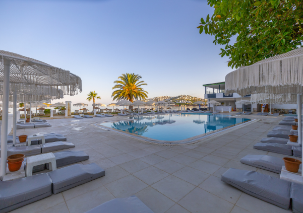 Bodrum Luna Beach Hotel Her Şey Dahil ( Gidiş Dönüş Otobüs Ulaşımı Dahildir ): Bodrum Turu İle Her Şey Dahil Otelde Kalıyoruz Gece Eğlenceleri ve Beach Partilerde Eğlence Zamanı
