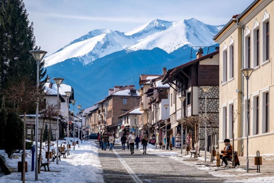 Bansko Kayak Turu ( 3 Gece Konaklamalı ): Bansko kayak merkezi, 75 km uzunluğundaki toplam kayak parkuru ile 1.sınıf kalitede sürüş keyfini misafirlerine yaşatmak için kusursuz bir şekilde planlanmıştır.6 mavi, 5 kırmızı ve 1 siyah olmak üzere,toplam 13 farklı zorluk derecesine sahip pistler, her seviye ve yaştan kayakçı kullana bilmektedir