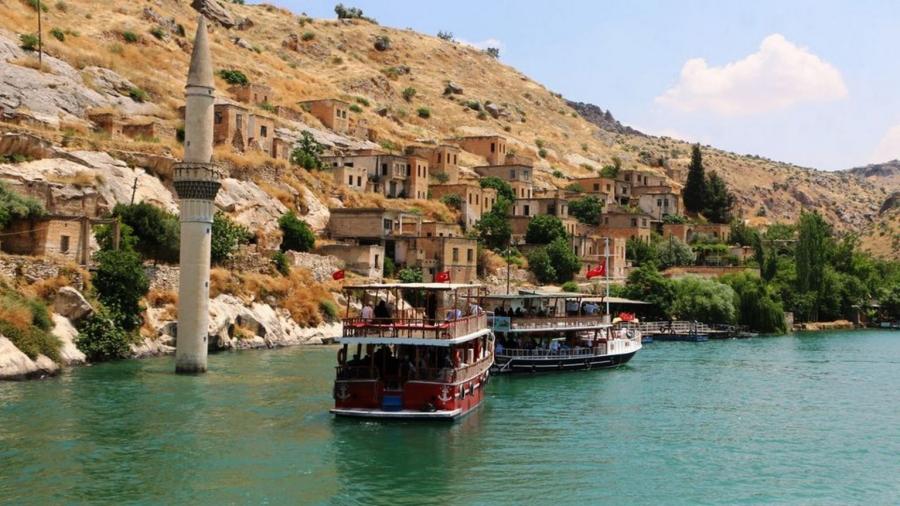 Süper Promosyon Klasik Gap Mezopotamya Turu (3 Gece Otel Konaklamalı): Kısa zamanda çok işler yaparız diye Gap Mezopotamya Bölgesine doğru yola çıktık. Güney Doğu Anadolu’yu Keşfetmeye, Peygamberler Diyarını Gezmeye Davet Ediyoruz. Sıra Gecesine katılmaya bol bol kebap yemeye gidiyoruz. 