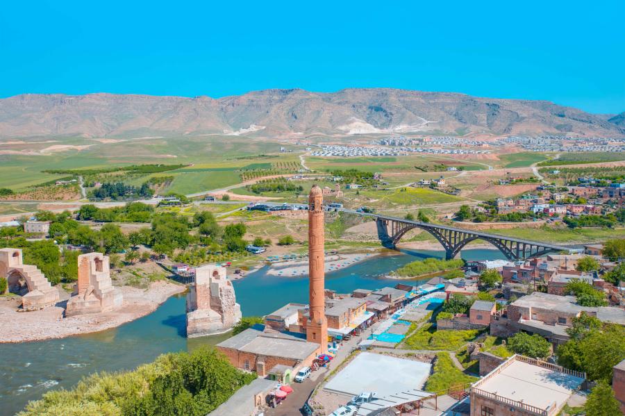 Süper Promosyon Klasik Gap Mezopotamya Turu (3 Gece Otel Konaklamalı): Kısa zamanda çok işler yaparız diye Gap Mezopotamya Bölgesine doğru yola çıktık. Güney Doğu Anadolu’yu Keşfetmeye, Peygamberler Diyarını Gezmeye Davet Ediyoruz. Sıra Gecesine katılmaya bol bol kebap yemeye gidiyoruz. 