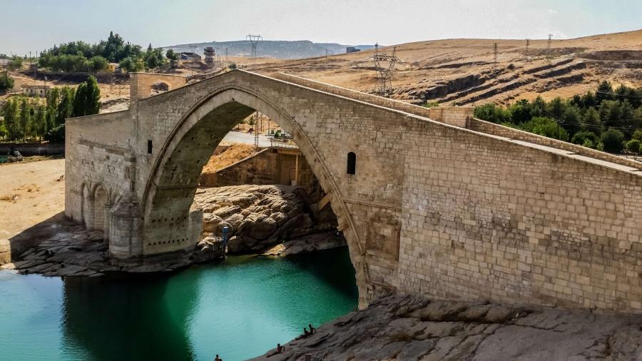 Süper Promosyon Klasik Gap Mezopotamya Turu (3 Gece Otel Konaklamalı): Kısa zamanda çok işler yaparız diye Gap Mezopotamya Bölgesine doğru yola çıktık. Güney Doğu Anadolu’yu Keşfetmeye, Peygamberler Diyarını Gezmeye Davet Ediyoruz. Sıra Gecesine katılmaya bol bol kebap yemeye gidiyoruz. 