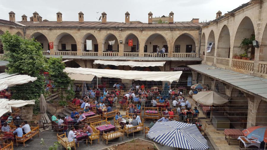Süper Promosyon Klasik Gap Mezopotamya Turu (3 Gece Otel Konaklamalı): Kısa zamanda çok işler yaparız diye Gap Mezopotamya Bölgesine doğru yola çıktık. Güney Doğu Anadolu’yu Keşfetmeye, Peygamberler Diyarını Gezmeye Davet Ediyoruz. Sıra Gecesine katılmaya bol bol kebap yemeye gidiyoruz. 
