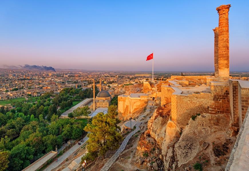 Süper Promosyon Klasik Gap Mezopotamya Turu (3 Gece Otel Konaklamalı): Kısa zamanda çok işler yaparız diye Gap Mezopotamya Bölgesine doğru yola çıktık. Güney Doğu Anadolu’yu Keşfetmeye, Peygamberler Diyarını Gezmeye Davet Ediyoruz. Sıra Gecesine katılmaya bol bol kebap yemeye gidiyoruz. 