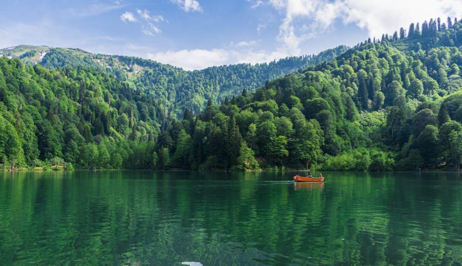 Thy İle Uçaklı Karadeniz Yaylaları ve Batum Turu (3 Gece Otel Konaklamalı) : Kendinizi rüyada hissedeceğiniz, her anını unutamayacağınız Karadeniz tatiline sizleri de bekliyoruz. Mavi ve yeşili hiç bu kadar ahenkle dans ettiğini görmemiştiniz. Tulum ile horon vurmaya kemençenin tınısını dinlemeye gidiyoruz daaaaaa...
