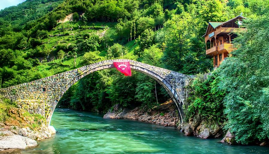 Ramazan Bayramı Özel Uçaklı Karadeniz Yaylaları ve Batum Turu (3 Gece Otel Konaklamalı) : Kendinizi rüyada hissedeceğiniz, her anını unutamayacağınız Karadeniz tatiline sizleri de bekliyoruz. Mavi ve yeşili hiç bu kadar ahenkle dans ettiğini görmemiştiniz. Tulum ile horon vurmaya kemençenin tınısını dinlemeye gidiyoruz daaaaaa...