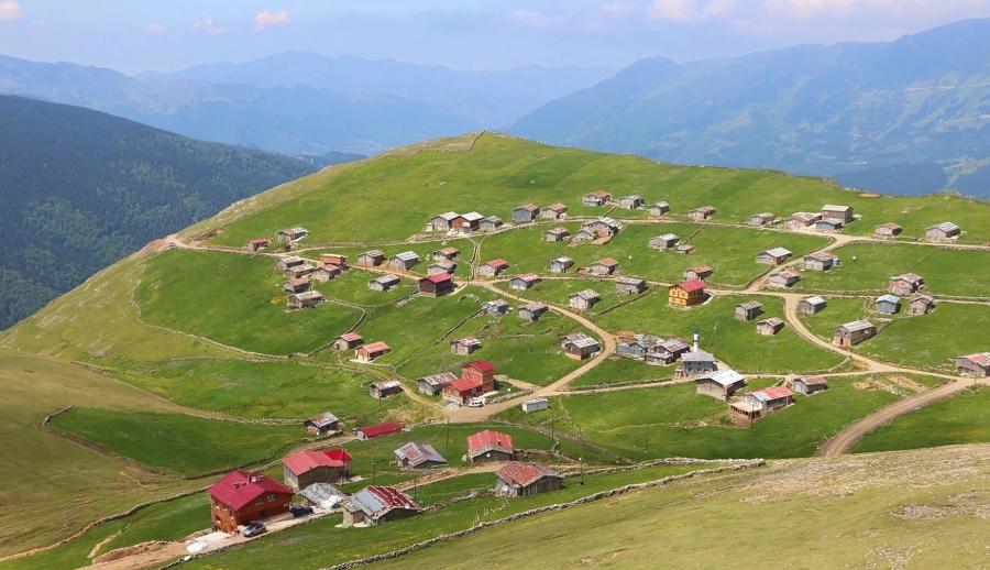Ramazan Bayramı Özel Thy İle Uçaklı Karadeniz Yaylaları ve Batum Turu (3 Gece Otel Konaklamalı) : Kendinizi rüyada hissedeceğiniz, her anını unutamayacağınız Karadeniz tatiline sizleri de bekliyoruz. Mavi ve yeşili hiç bu kadar ahenkle dans ettiğini görmemiştiniz. Tulum ile horon vurmaya kemençenin tınısını dinlemeye gidiyoruz daaaaaa...