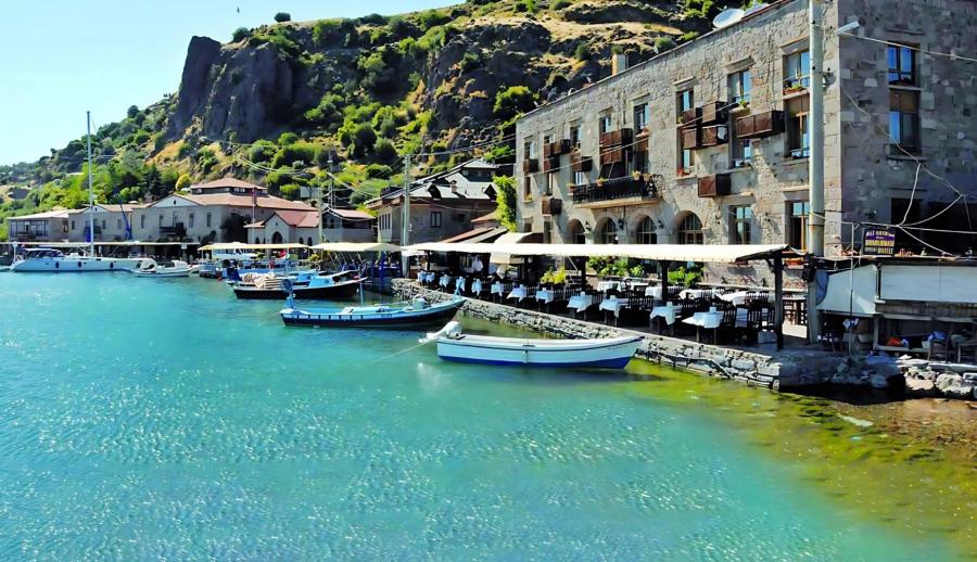Ankara Çıkışlı Bozcaada Ayvalık Çeşme Kuşadası Pamukkale Salda Gölü Turu (2 Gece Otel Konaklamalı): Sıcaklardan Bunalan Misafirlerimizi Ege'nin Serin, Berrak Sularına ve Pamukkale Salda'nın Bembeyaz Güzellikleri Sergiliyoruz. 