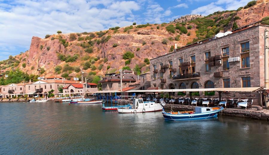 Ankara Çıkışlı Bozcaada Ayvalık Çeşme Kuşadası Pamukkale Salda Gölü Turu (2 Gece Otel Konaklamalı): Sıcaklardan Bunalan Misafirlerimizi Ege'nin Serin, Berrak Sularına ve Pamukkale Salda'nın Bembeyaz Güzellikleri Sergiliyoruz. 
