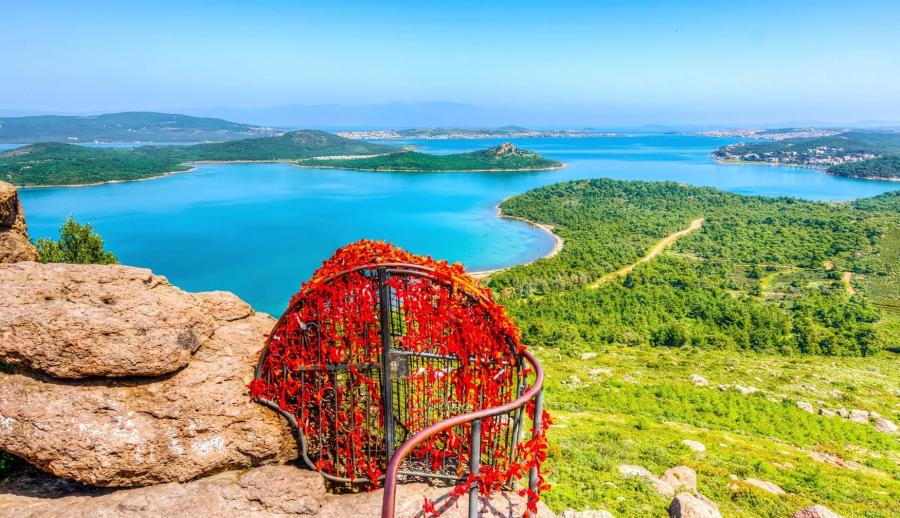 Ankara Çıkışlı Bozcaada Ayvalık Çeşme Kuşadası Pamukkale Salda Gölü Turu (2 Gece Otel Konaklamalı): Sıcaklardan Bunalan Misafirlerimizi Ege'nin Serin, Berrak Sularına ve Pamukkale Salda'nın Bembeyaz Güzellikleri Sergiliyoruz. 