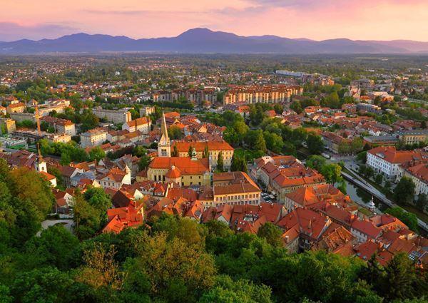 Uçaklı Orta Avrupa Masalı Turu AJet Havayolları ile 7 Gece 8 Gün: Avusturya  Almanya  Çek Cumhuriyeti  Slovakya  Macaristan
Budapeşte , Estergon , Visegrad , Szentendre , Bratislava , Prag , Karlovy Vary , Dresden , Terezin , Cesky Krumlov , Viyana , Seegrotte , Mayerling , Baden Gezilecek Yerler
