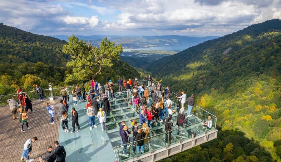 Günübirlik Ormanya Hobbit Evleri Sapanca Maşukiye Teleferik Turu: Aileniz ve arkadaşlarınızla birlikte yepyeni bir doğa turuna sizleri bekliyoruz.. Deniz ve Göl havasını, Orman ve Şelale dokusunu ailenizle birlikte iliklerinize kadar işleyecek ve bölgedeki tematik parklarımızda çocukluğunuza adeta geri döneceksiniz :)
