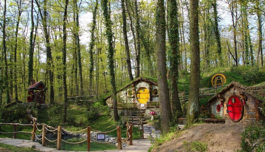 Günübirlik Ormanya Hobbit Evleri Sapanca Maşukiye Teleferik Turu: Aileniz ve arkadaşlarınızla birlikte yepyeni bir doğa turuna sizleri bekliyoruz.. Deniz ve Göl havasını, Orman ve Şelale dokusunu ailenizle birlikte iliklerinize kadar işleyecek ve bölgedeki tematik parklarımızda çocukluğunuza adeta geri döneceksiniz :)
