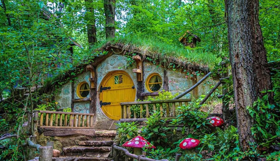 Günübirlik Ormanya Hobbit Evleri Sapanca Maşukiye Teleferik Turu: Aileniz ve arkadaşlarınızla birlikte yepyeni bir doğa turuna sizleri bekliyoruz.. Deniz ve Göl havasını, Orman ve Şelale dokusunu ailenizle birlikte iliklerinize kadar işleyecek ve bölgedeki tematik parklarımızda çocukluğunuza adeta geri döneceksiniz :)
