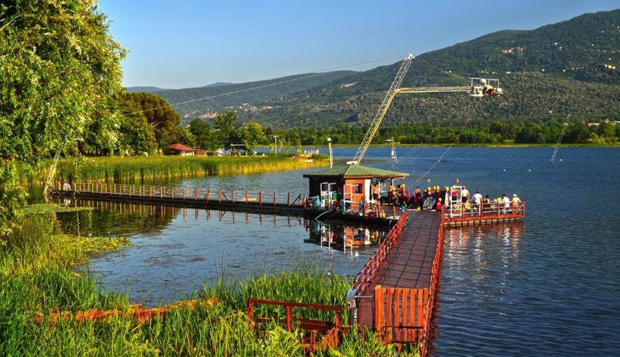 Günübirlik Ormanya Hobbit Evleri Sapanca Maşukiye Teleferik Turu: Aileniz ve arkadaşlarınızla birlikte yepyeni bir doğa turuna sizleri bekliyoruz.. Deniz ve Göl havasını, Orman ve Şelale dokusunu ailenizle birlikte iliklerinize kadar işleyecek ve bölgedeki tematik parklarımızda çocukluğunuza adeta geri döneceksiniz :)

