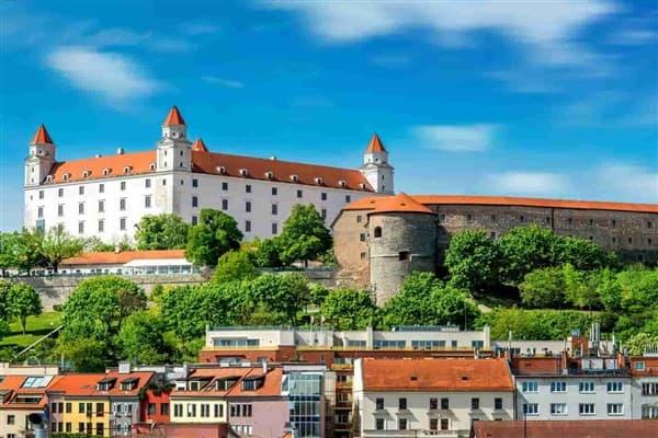 İzmir Hareketli Otobüslü Orta Avrupa  Masalı Turu Ekstra Turlar Dahil (7 Gece Otel Konaklamalı) : Belgrad, Budapeşte, Estergon, Visegrad, Szentendre,  Bratislava, Prag, Karlovy Vary,  Cesky Krumlov,  Viyana, Baden,  Novisad,  Sofya
Estergon  Vişegrad  Szentendre Turu Dahil 
Karlovy Vary Turu Dahil
Pandorf Outlet Turu Dahil
