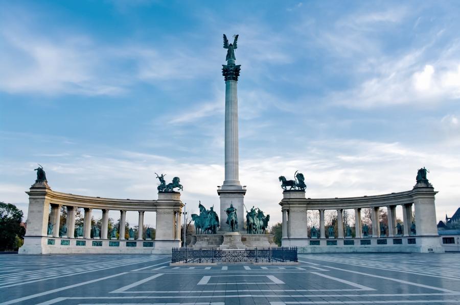 İzmir Hareketli Otobüslü Orta Avrupa  Masalı Turu Ekstra Turlar Dahil (7 Gece Otel Konaklamalı) : Belgrad, Budapeşte, Estergon, Visegrad, Szentendre,  Bratislava, Prag, Karlovy Vary,  Cesky Krumlov,  Viyana, Baden,  Novisad,  Sofya
Estergon  Vişegrad  Szentendre Turu Dahil 
Karlovy Vary Turu Dahil
Pandorf Outlet Turu Dahil