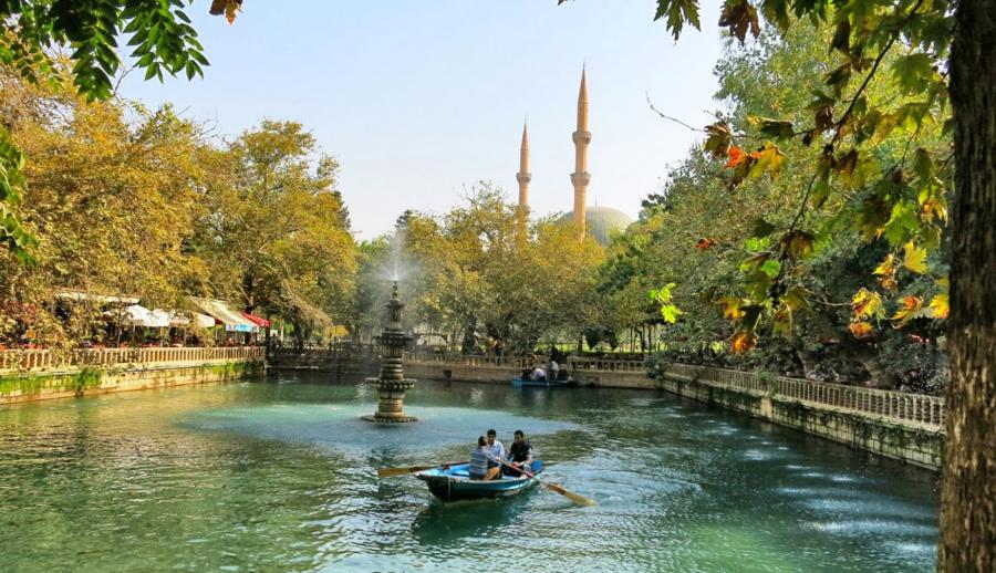 Uçaklı Kuzey Doğu Anadolu ve Antep Urfa Mardin Tunceli Kemaliye Divriği Turu (4 Gece Otel Konaklamalı): Size Özel Güney Doğu Anadolu’yu Keşfetmeye, Doğu Anadolu'yu Elazığ, Tunceli Munzur Gözelerini, Kemaliye ve Sivas'ı gezmeye davet ediyoruz.