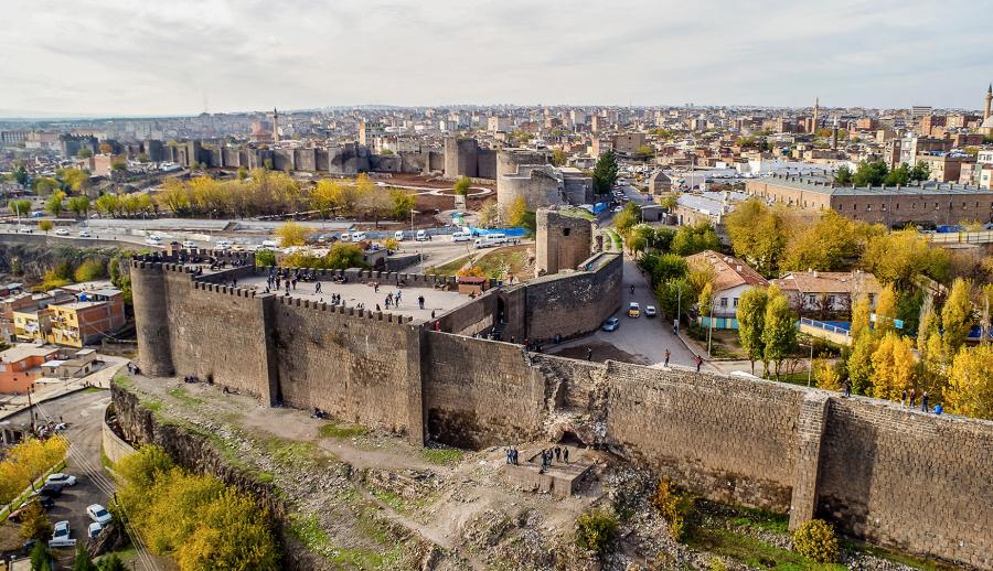 Uçaklı Kuzey Doğu Anadolu ve Antep Urfa Mardin Tunceli Kemaliye Divriği Turu (4 Gece Otel Konaklamalı): Size Özel Güney Doğu Anadolu’yu Keşfetmeye, Doğu Anadolu'yu Elazığ, Tunceli Munzur Gözelerini, Kemaliye ve Sivas'ı gezmeye davet ediyoruz.
