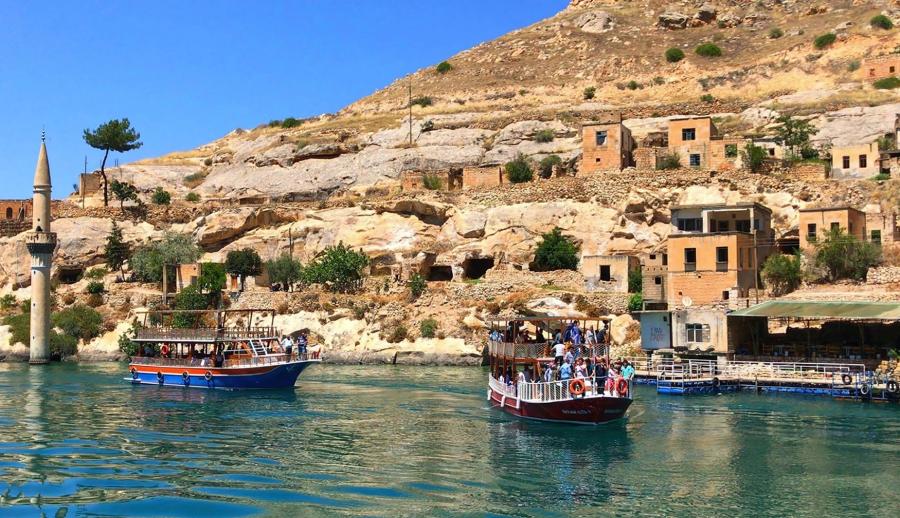 Ramazan Bayramı Özel Thy İle Uçaklı Tarihte Yolculuk Gap Mezopotamya Turu (3 Gece Otel Konaklamalı): Kısa zamanda çok işler yaparız diye Gap Mezopotamya Bölgesine doğru yola çıktık. Güney Doğu Anadolu’yu Keşfetmeye, Peygamberler Diyarını Gezmeye Davet Ediyoruz. Sıra Gecesine katılmaya bol bol kebap yemeye gidiyoruz. 