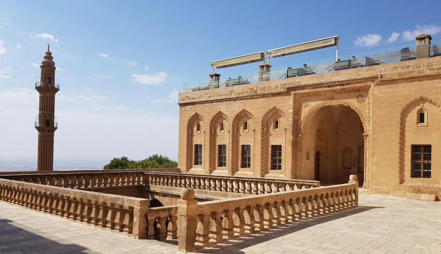 Ramazan Bayramı Özel Thy İle Uçaklı Tarihte Yolculuk Gap Mezopotamya Turu (3 Gece Otel Konaklamalı): Kısa zamanda çok işler yaparız diye Gap Mezopotamya Bölgesine doğru yola çıktık. Güney Doğu Anadolu’yu Keşfetmeye, Peygamberler Diyarını Gezmeye Davet Ediyoruz. Sıra Gecesine katılmaya bol bol kebap yemeye gidiyoruz. 