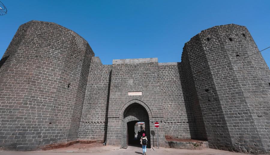 İzmir Çıkışlı Uçaklı Butik Gaziantep Urfa Mardin Diyarbakır Gap Turu (2 Gece Otel Konaklamalı) : Kebap Yemeğe doyamayacağınız bölgede, Mırra içmeden gelmeyeceksiniz. Mardin’in Tarihi Dokusunu Sular Altında Kalmış Hasankeyf’e Gitmeye Ne dersiniz! Mezopotamya’nın Kuzeyinde Kendinizden Geçeceksiniz. Kısa zamanda çok işler yaparız diye Gap Bölgesine doğru yola çıktık.