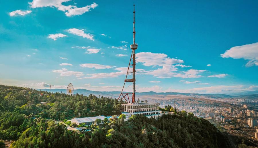 Yılbaşı Özel Uçaklı Bambaşka Batum Tiflis Kars Erzurum Doğu Ekspresi Turu (3 Gece Otel Konaklamalı) : Yılbaşında Özlemle Beklediğimiz Kısa Doğu Üçgeni Turumuz İçin Gürcistan Ülkesinin Batumu İle Turumuza Başlıyoruz. Başkent Tiflis'i, Doğu Anadolunun Kars'ı ve Ani Harabelerini Geziyoruz, Kars - Erzurum Doğu Ekspresi Tren Yolculuğu Yapıyoruz ve Erzurum'dan Geri Dönüyoruz..