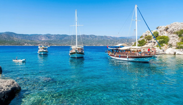 Uçaklı Rüya Gibi Ege Akdeniz Antalya Kaş Fethiye Ölüdeniz Akyaka Bodrum Turu (5 Gece Otel Konaklamalı): Uçaklı Rüya Gibi Ege Akdeniz Turlarımız ile Ülkemizin önde gelen turistik mekânlarında geçireceğiniz bir hafta boyunca; denizin, güneşin, kumsalın ve eğlencenin doyumsuz tadına erişeceksiniz. Tekne Turları, Jeep Safari, Rafting, Dalış Turu, Yamaç Paraşütü, Saklıkent, Ölüdeniz,