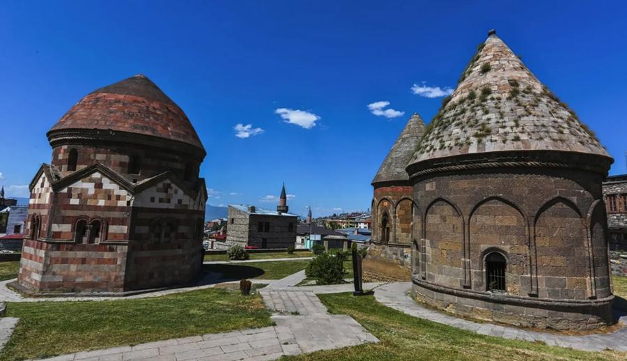 Uçaklı Kafkas Üçgeni Doğu Ekspresi Van Nahçıvan Kars Turu ( Uçakla Gidiş Dönüş ): Kafkaslar Diyarından Selamlar Getirdik, Van'da Akdamar Adası, Ağrı Dağı Manzaralı İshakpaşa Sarayı, Iğdır'da Tuzluca Mağarası, Can Azerbaycan'ın Nahçıvan Özerk Bölgesi, Kars Kafkas Gecesi ve Aşık Atışması, Doğu Ekspresi Treni İle Kars'dan Erzurum'a Nostaljik Bir Yolculuk İçin Sizi Bekliyoruz.