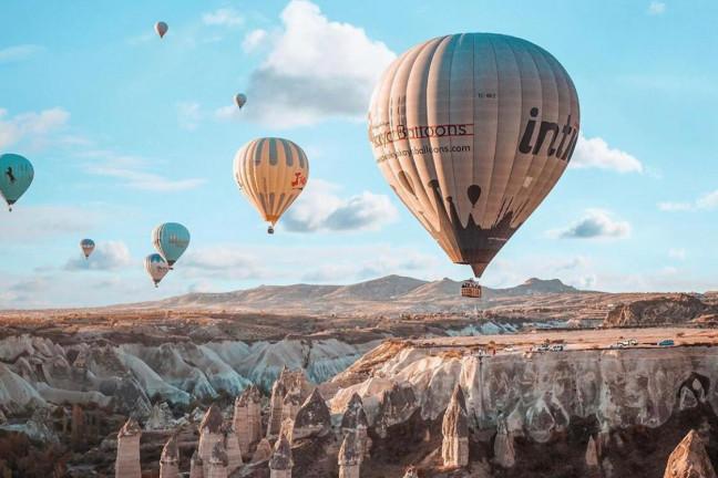 Eskişehir Çıkışlı Kapadokya Ihlara Vadisi ve Hacı Bektaş Turu (1 Gece Otel Konaklamalı): Rengarenk bitki örtüsü ile kimi zaman bir harikalar diyarını, kurak ve çorak görüntüsü ile kimi zaman bir çölü, dünyanın hiç bir yerinde bulunmayan peribacaları ile kimi zaman bir gezegeni hatırlatan görselliği ile Kapadokya'ya Güzel Atlar Diyarına gidiyoruz...