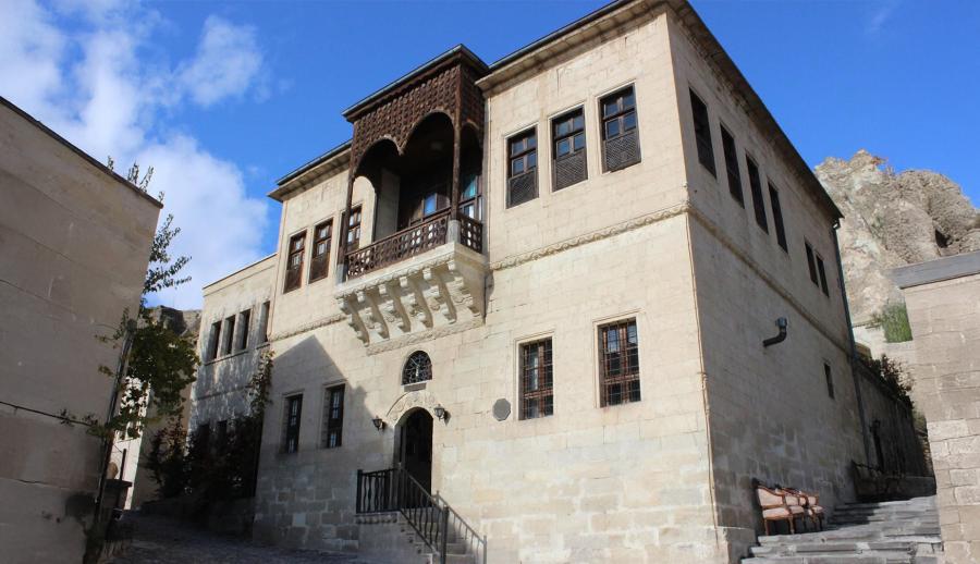 Eskişehir Çıkışlı Kapadokya Ihlara Vadisi ve Hacı Bektaş Turu (1 Gece Otel Konaklamalı): Rengarenk bitki örtüsü ile kimi zaman bir harikalar diyarını, kurak ve çorak görüntüsü ile kimi zaman bir çölü, dünyanın hiç bir yerinde bulunmayan peribacaları ile kimi zaman bir gezegeni hatırlatan görselliği ile Kapadokya'ya Güzel Atlar Diyarına gidiyoruz...