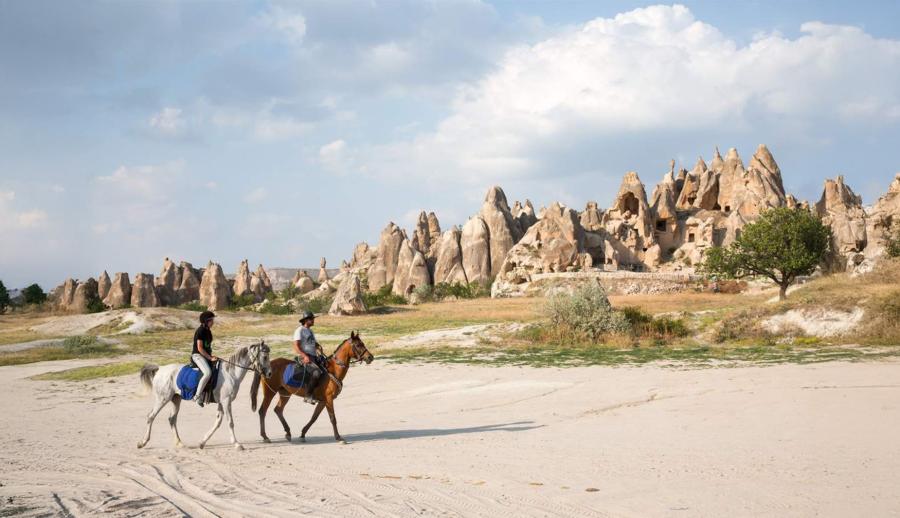 Eskişehir Çıkışlı Kapadokya Ihlara Vadisi ve Hacı Bektaş Turu (1 Gece Otel Konaklamalı): Rengarenk bitki örtüsü ile kimi zaman bir harikalar diyarını, kurak ve çorak görüntüsü ile kimi zaman bir çölü, dünyanın hiç bir yerinde bulunmayan peribacaları ile kimi zaman bir gezegeni hatırlatan görselliği ile Kapadokya'ya Güzel Atlar Diyarına gidiyoruz...