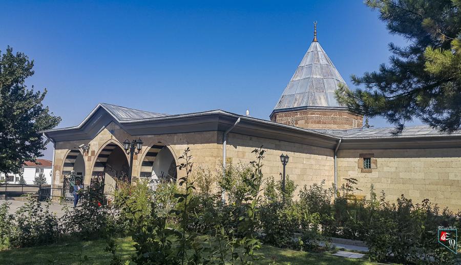 Eskişehir Çıkışlı Kapadokya Ihlara Vadisi ve Hacı Bektaş Turu (1 Gece Otel Konaklamalı): Rengarenk bitki örtüsü ile kimi zaman bir harikalar diyarını, kurak ve çorak görüntüsü ile kimi zaman bir çölü, dünyanın hiç bir yerinde bulunmayan peribacaları ile kimi zaman bir gezegeni hatırlatan görselliği ile Kapadokya'ya Güzel Atlar Diyarına gidiyoruz...