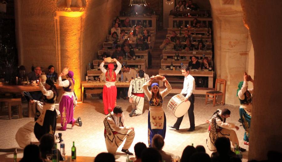 Eskişehir Çıkışlı Kapadokya Ihlara Vadisi ve Hacı Bektaş Turu (1 Gece Otel Konaklamalı): Rengarenk bitki örtüsü ile kimi zaman bir harikalar diyarını, kurak ve çorak görüntüsü ile kimi zaman bir çölü, dünyanın hiç bir yerinde bulunmayan peribacaları ile kimi zaman bir gezegeni hatırlatan görselliği ile Kapadokya'ya Güzel Atlar Diyarına gidiyoruz...