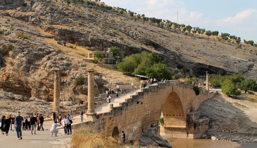 Eskişehir Çıkışlı Kuzey Mezopotamya Gap Turu (4 Gece Otel Konaklamalı): Doya Doya Mezopotamya'yı Gezmeye Güney Doğu Anadolu Bölgesine doğru yola çıktık. Siz Değerli Misafirlerimizi Güney Doğu Anadolu’yu Keşfetmeye, Peygamberler Diyarını Gezmeye Davet Ediyoruz.