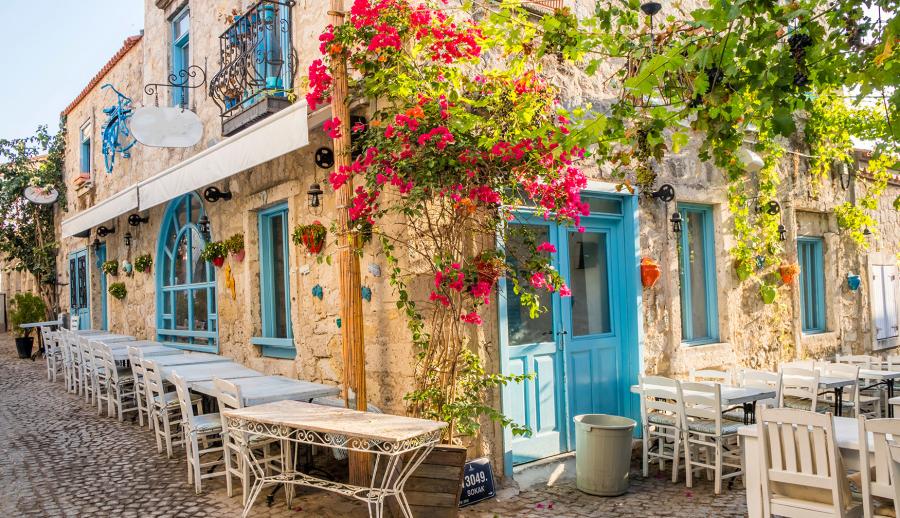 İzmir Çeşme Alaçatı Kuşadası Şirince Efes Turu (1 Gece Otel Konaklamalı): Baharın gelmesiyle birlikte hem doğa renk değişimine uğrayacak hem de sizlerin, bölgenin kendine has insanlarına ve doğallığına daha kolay ulaşmanızı sağlayacak. Kendine özgü mimarisiyle öne çıkan bir bölgeyi sizlere, Ssc Tur farkıyla sunuyoruz.