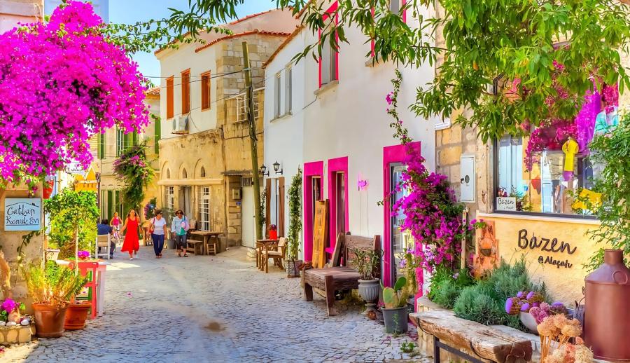 İzmir Çeşme Alaçatı Kuşadası Şirince Efes Turu (1 Gece Otel Konaklamalı): Baharın gelmesiyle birlikte hem doğa renk değişimine uğrayacak hem de sizlerin, bölgenin kendine has insanlarına ve doğallığına daha kolay ulaşmanızı sağlayacak. Kendine özgü mimarisiyle öne çıkan bir bölgeyi sizlere, Ssc Tur farkıyla sunuyoruz.