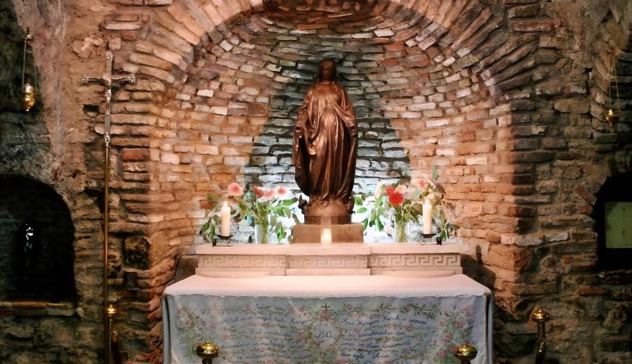 İzmir Çeşme Alaçatı Kuşadası Şirince Efes Turu (1 Gece Otel Konaklamalı): Baharın gelmesiyle birlikte hem doğa renk değişimine uğrayacak hem de sizlerin, bölgenin kendine has insanlarına ve doğallığına daha kolay ulaşmanızı sağlayacak. Kendine özgü mimarisiyle öne çıkan bir bölgeyi sizlere, Ssc Tur farkıyla sunuyoruz.