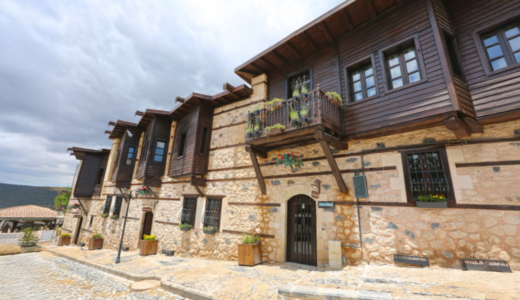 Ankara Çıkışlı Rüya Gibi Doğunun Hazineleri ve Doğu Ekspresi Turu (5 Gece Otel Konaklamalı): Doğu Anadolu denilince hep “Çok Uzak” diye düşünür insanlar. Oysa uzak olan sadece şehirlerin kendisidir. Günümüz medeniyetlerinin çıktığı yerdir Doğu Anadolu. 