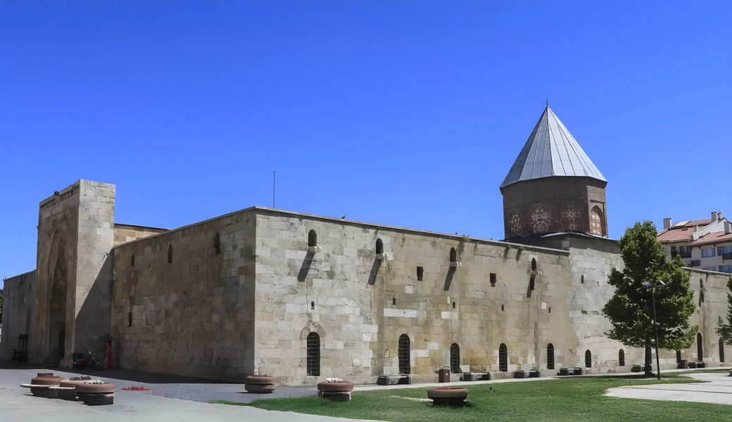 Ankara Çıkışlı Rüya Gibi Doğunun Hazineleri ve Doğu Ekspresi Turu (5 Gece Otel Konaklamalı): Doğu Anadolu denilince hep “Çok Uzak” diye düşünür insanlar. Oysa uzak olan sadece şehirlerin kendisidir. Günümüz medeniyetlerinin çıktığı yerdir Doğu Anadolu. 