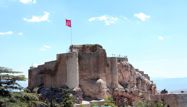 Ankara Çıkışlı Uçaklı Rüya Gibi Doğunun Hazineleri ve Doğu Ekspresi Turu (5 Gece Otel Konaklamalı): Doğu Anadolu denilince hep “Çok Uzak” diye düşünür insanlar. Oysa uzak olan sadece şehirlerin kendisidir. Günümüz medeniyetlerinin çıktığı yerdir Doğu Anadolu. 