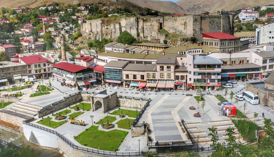 Thy İle Bin Yıllık Rotalar Uçaklı Bitlis Ahlat Hizan Hakkari Yüksekova Berçelan Yaylası Turu (3 Gece Otel Konaklamalı): SSCTUR İle Bin Yıllık Rotada Unutulmaz Bir Yolculuğa Tanıklık Etmeye Hazır mısınız? Muhteşem Bir Keşif Rotasına Çıkıyoruz! Hizan'ın Doğa Harikaları,Hakkari'nin Etkileyici Dağları,Berçelan Yaylası'nın Eşsiz Manzaralarıyla Birlikte Keşfedilmeyi Bekleyen Güzelliklerle Dolu Bir Yolculuk Sizleri Bekliyor
