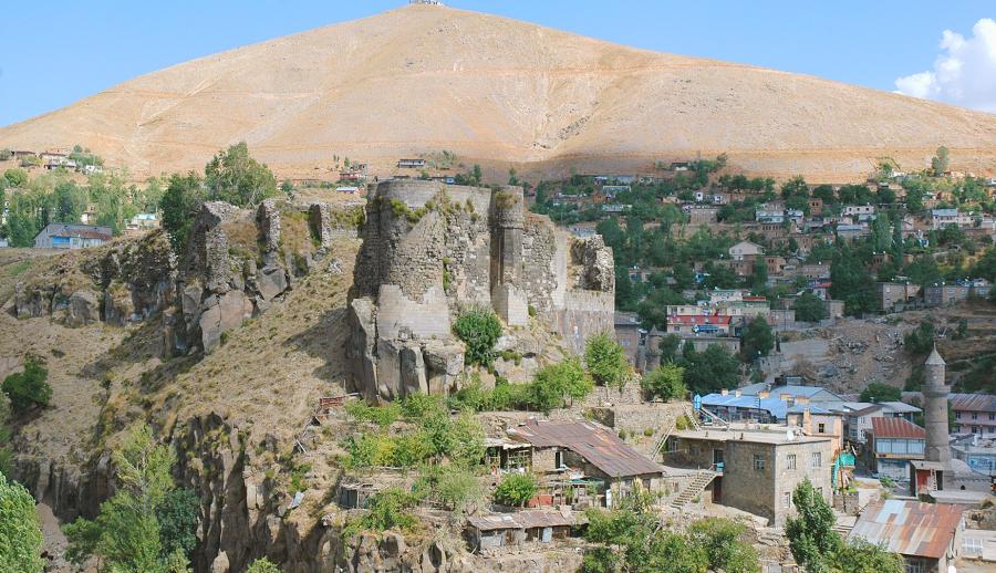 Thy İle Bin Yıllık Rotalar Uçaklı Bitlis Ahlat Hizan Hakkari Yüksekova Berçelan Yaylası Turu (3 Gece Otel Konaklamalı): SSCTUR İle Bin Yıllık Rotada Unutulmaz Bir Yolculuğa Tanıklık Etmeye Hazır mısınız? Muhteşem Bir Keşif Rotasına Çıkıyoruz! Hizan'ın Doğa Harikaları,Hakkari'nin Etkileyici Dağları,Berçelan Yaylası'nın Eşsiz Manzaralarıyla Birlikte Keşfedilmeyi Bekleyen Güzelliklerle Dolu Bir Yolculuk Sizleri Bekliyor