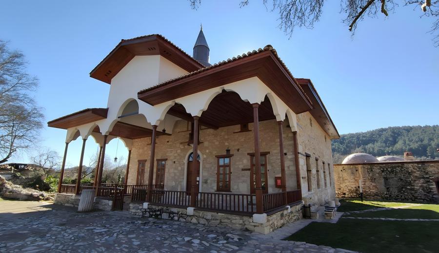 Thy İle Bin Yıllık Rotalar Uçaklı Bitlis Ahlat Hizan Hakkari Yüksekova Berçelan Yaylası Turu (3 Gece Otel Konaklamalı): SSCTUR İle Bin Yıllık Rotada Unutulmaz Bir Yolculuğa Tanıklık Etmeye Hazır mısınız? Muhteşem Bir Keşif Rotasına Çıkıyoruz! Hizan'ın Doğa Harikaları,Hakkari'nin Etkileyici Dağları,Berçelan Yaylası'nın Eşsiz Manzaralarıyla Birlikte Keşfedilmeyi Bekleyen Güzelliklerle Dolu Bir Yolculuk Sizleri Bekliyor