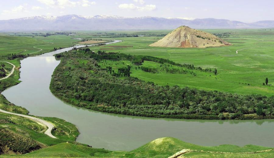 Thy İle Bin Yıllık Rotalar Uçaklı Bitlis Ahlat Hizan Hakkari Yüksekova Berçelan Yaylası Turu (3 Gece Otel Konaklamalı): SSCTUR İle Bin Yıllık Rotada Unutulmaz Bir Yolculuğa Tanıklık Etmeye Hazır mısınız? Muhteşem Bir Keşif Rotasına Çıkıyoruz! Hizan'ın Doğa Harikaları,Hakkari'nin Etkileyici Dağları,Berçelan Yaylası'nın Eşsiz Manzaralarıyla Birlikte Keşfedilmeyi Bekleyen Güzelliklerle Dolu Bir Yolculuk Sizleri Bekliyor