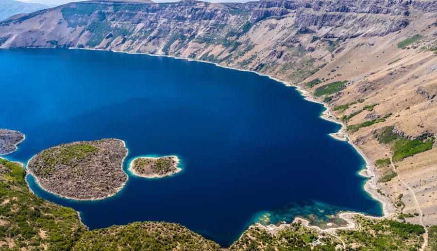 Thy İle Bin Yıllık Rotalar Uçaklı Bitlis Ahlat Hizan Hakkari Yüksekova Berçelan Yaylası Turu (3 Gece Otel Konaklamalı): SSCTUR İle Bin Yıllık Rotada Unutulmaz Bir Yolculuğa Tanıklık Etmeye Hazır mısınız? Muhteşem Bir Keşif Rotasına Çıkıyoruz! Hizan'ın Doğa Harikaları,Hakkari'nin Etkileyici Dağları,Berçelan Yaylası'nın Eşsiz Manzaralarıyla Birlikte Keşfedilmeyi Bekleyen Güzelliklerle Dolu Bir Yolculuk Sizleri Bekliyor