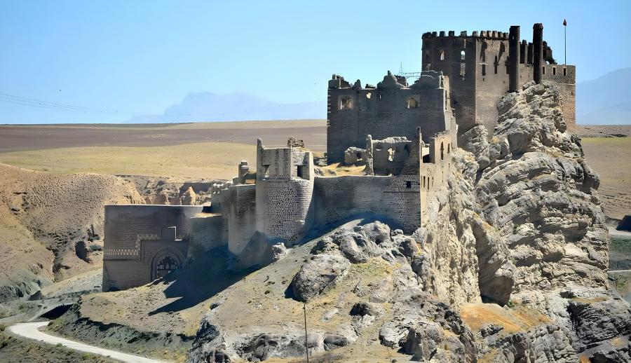 Thy İle Uçaklı Dolu Dolu Bir Uçtan Bir Uca Sınırlarda Gap Doğu Anadolu ve Nahçıvan Turu (6 Gece Otel Konaklamalı): Türkiye'de Bir İlk Yapıyoruz ve Sizleri Gaziantep'de başlayan Yolculuğumuz İle Şanlıurfa, Mardin, Midyat, Cizre, Şırnak, Hakkari, Yüksekova, Van, Ağrı, Nahçıvan, Iğdır, Kars, Erzurum ile Sonlandıracağımız Dolu Dolu bir Anadolu turunda buluşmayı bekliyoruz.