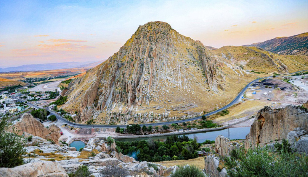 Bursa Çıkışlı Dolu Dolu Bir Uçtan Bir Uca Sınırlarda Gap Doğu Anadolu ve Nahçıvan Turu (6 Gece Otel Konaklamalı): Türkiye'de Bir İlk Yapıyoruz ve Sizleri Gaziantep'de başlayan Yolculuğumuz İle Şanlıurfa, Mardin, Midyat, Cizre, Şırnak, Hakkari, Yüksekova, Van, Ağrı, Nahçıvan, Iğdır, Kars, Erzurum ile Sonlandıracağımız Dolu Dolu bir Anadolu turunda buluşmayı bekliyoruz.