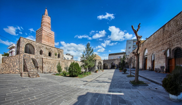 Bursa Çıkışlı Dolu Dolu Bir Uçtan Bir Uca Sınırlarda Gap Doğu Anadolu ve Nahçıvan Turu (6 Gece Otel Konaklamalı): Türkiye'de Bir İlk Yapıyoruz ve Sizleri Gaziantep'de başlayan Yolculuğumuz İle Şanlıurfa, Mardin, Midyat, Cizre, Şırnak, Hakkari, Yüksekova, Van, Ağrı, Nahçıvan, Iğdır, Kars, Erzurum ile Sonlandıracağımız Dolu Dolu bir Anadolu turunda buluşmayı bekliyoruz.