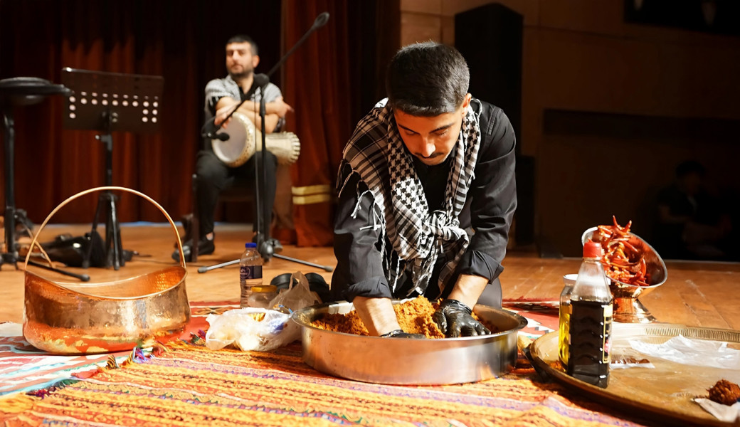 Eskişehir Çıkışlı Dolu Dolu Bir Uçtan Bir Uca Sınırlarda Gap Doğu Anadolu ve Nahçıvan Turu (6 Gece Otel Konaklamalı): Türkiye'de Bir İlk Yapıyoruz ve Sizleri Gaziantep'de başlayan Yolculuğumuz İle Şanlıurfa, Mardin, Midyat, Cizre, Şırnak, Hakkari, Yüksekova, Van, Ağrı, Nahçıvan, Iğdır, Kars, Erzurum ile Sonlandıracağımız Dolu Dolu bir Anadolu turunda buluşmayı bekliyoruz.